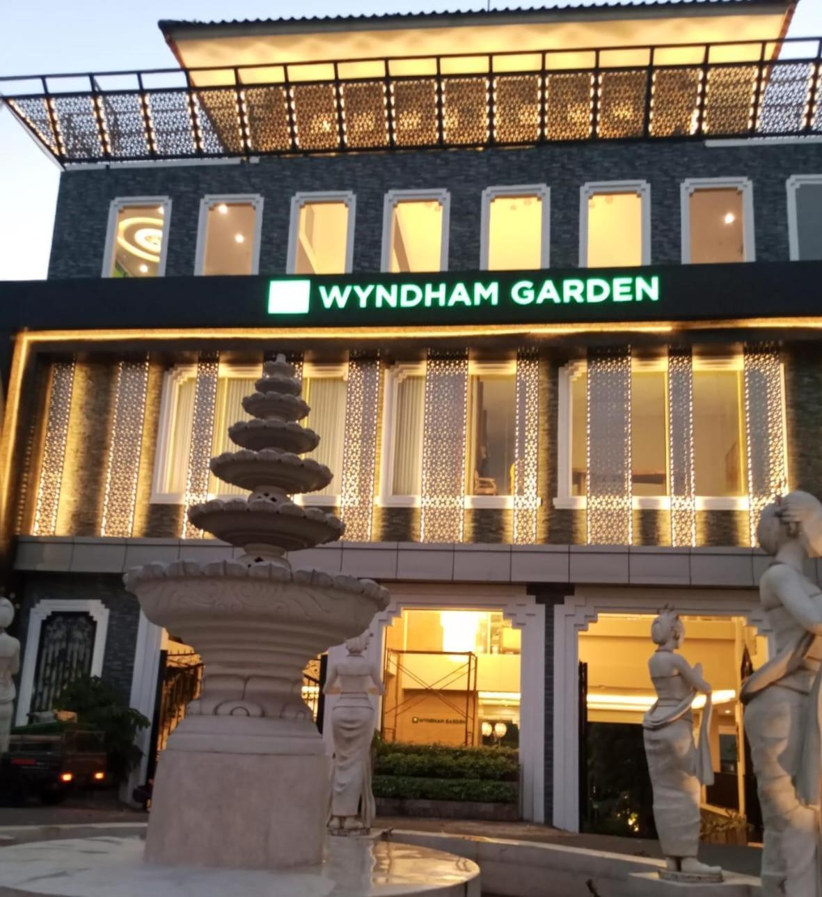 Wyndham Garden Yogyakarta Hotel Conference & Action Park Sleman  Exterior foto