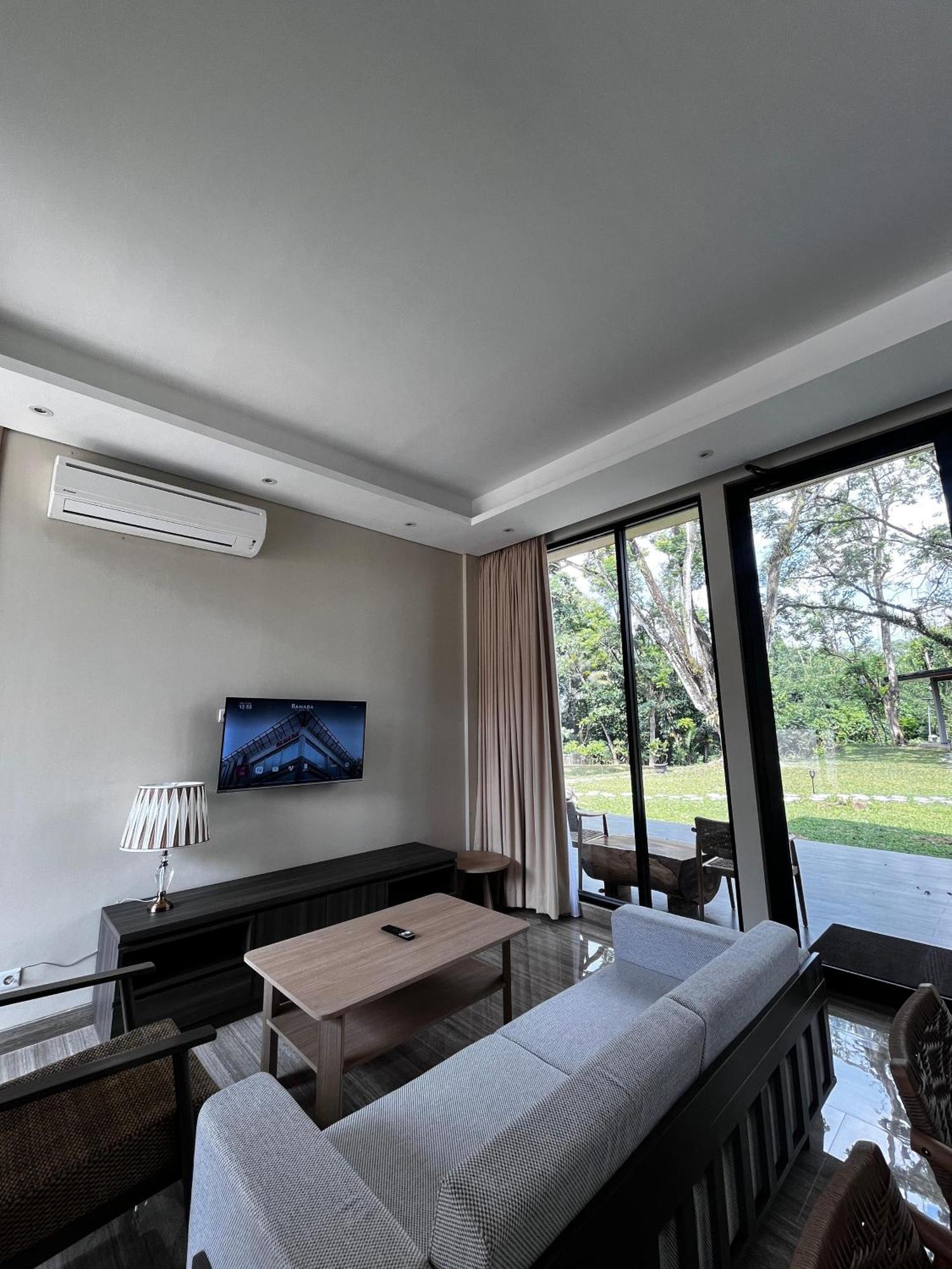 Wyndham Garden Yogyakarta Hotel Conference & Action Park Sleman  Exterior foto